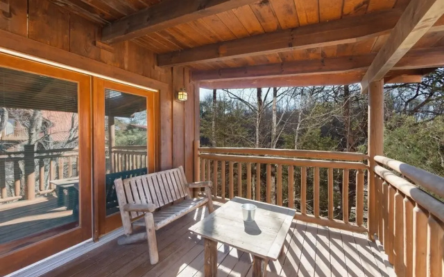 Moose Tracks 3 Bedroom Cabin by RedAwning