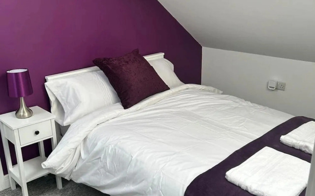 House Sleeps 8 With Garden