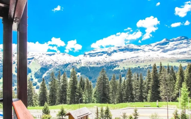 Stunning 3-bedroom apartment with mountain views