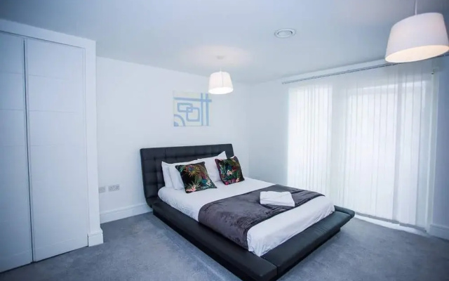 Stunning 2 Bed Apartment With Parking