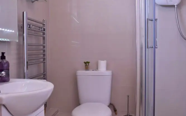 Airy 1 Bedroom Apartment Near The Beach