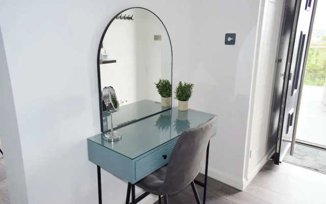 New Panoramic Riverview Apartment With Ev Plug