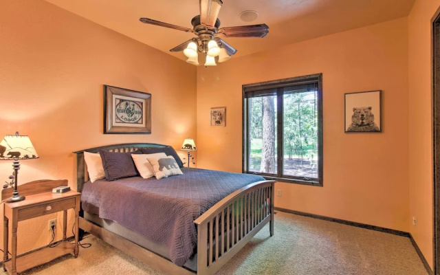 Centrally Located: Lavish Pinetop Paradise!