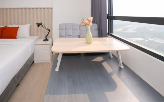 Comfortable Studio Room at Collins Boulevard Apartment