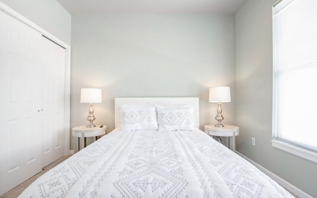 Sleeps 30! Decks, Docks & Lake Life!