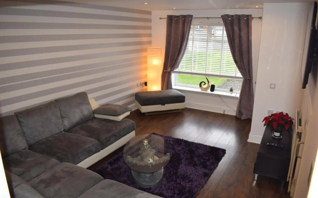 Silverburn new house with free parking and nice garden