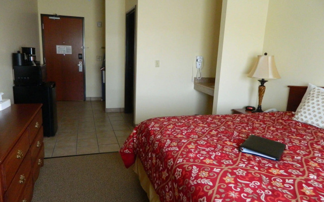 Edgewood Hotel & Suites