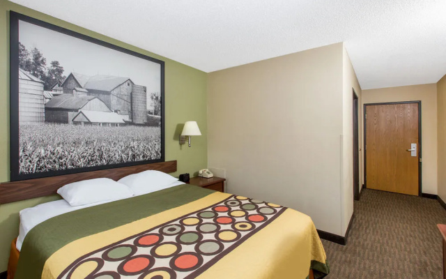 Super 8 by Wyndham Fairmont