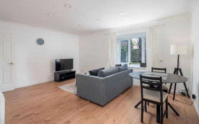 Crawley Pet Friendly 1-Bedroom Apartment