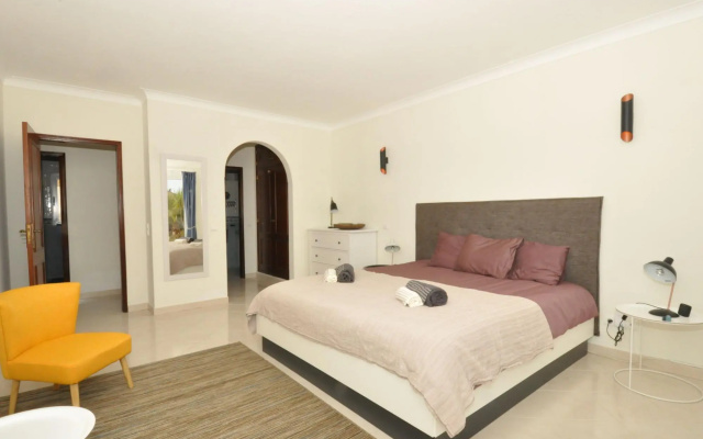 Villa With Views Like the Pool, Sea, Meia Praia