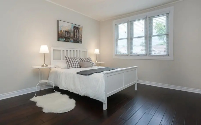 Applewood Suites - 4 BDRM Danforth House
