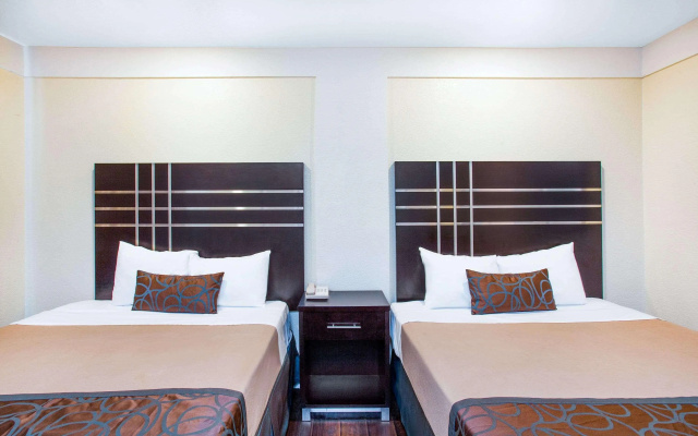 Travelodge by Wyndham Fresno Yosemite Area