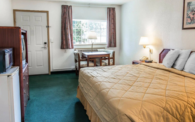 Econo Lodge & Suites Spokane