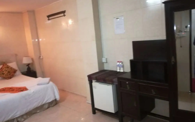 Ruchi India Restaurant & Guesthouse - Hostel