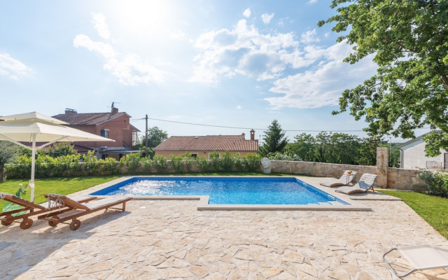 Lavova in Brtonigla With 3 Bedrooms and 2 Bathrooms