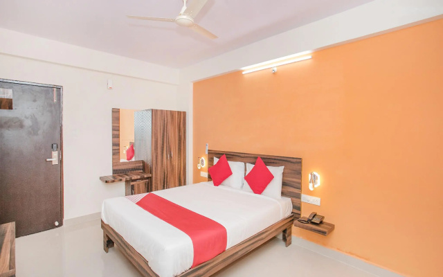 OYO 10475 PMR Hotel