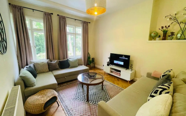NomiHomes-Otis House-Free Parking x 2-Central -10ppl