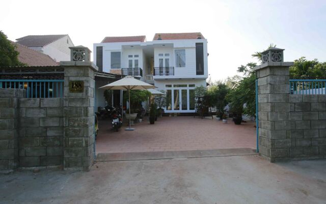 Basil Homestay and Hostel вид на фасад