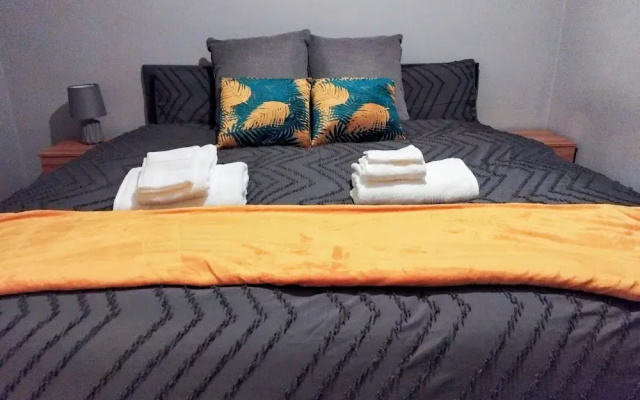 Corby - Sleeps 5 - Parking - Town Centre