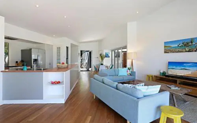 Barefoot Bungalow - Castaways Beach
