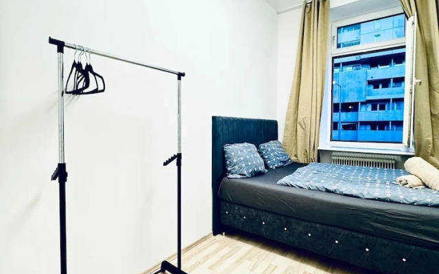 Quiet Private Room Near FAC Platz