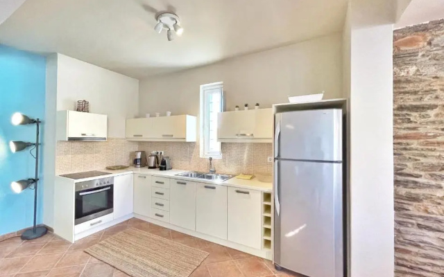 Spacious & Cozy Flat - 5 mins to Batsi Bay