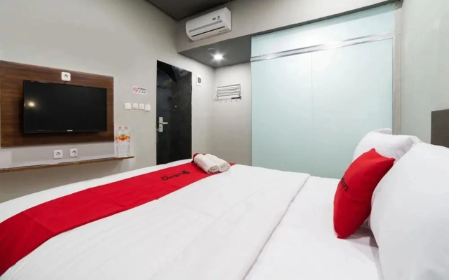 RedDoorz Plus @ Jalan Adam Malik Medan