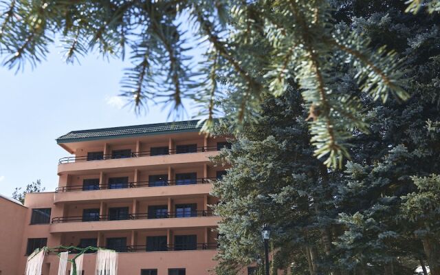 Отель Nairi SPA Resorts Hotel Армения, Анкаван - отзывы, цены и фото номеров - забронировать отель Nairi SPA Resorts Hotel онлайн вид на фасад