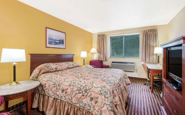Super 8 La Vale/Cumberland Area