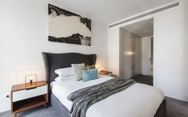 Chic 1-bed With a Sleek Balcony Near Shops