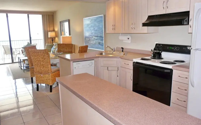 Charming Beachfront Condo With Pool, spa and Views