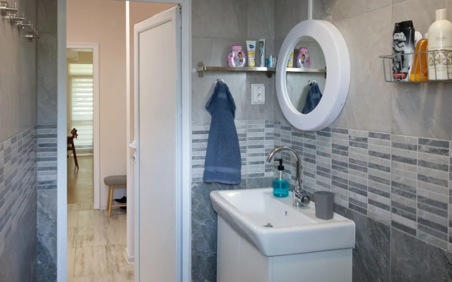 FM Deluxe 2-BDR Apartment - Bright and Cozy