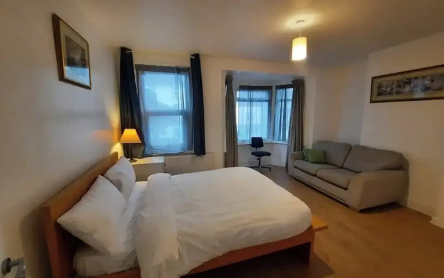 Seafront 2-bed Apt, Sleeps 4 in Clacton-on-sea