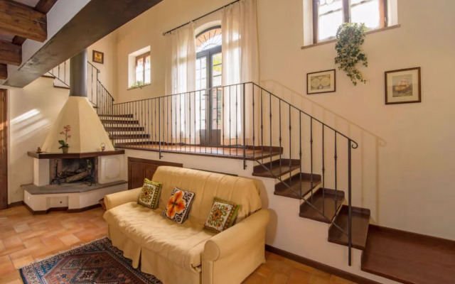Hillside pretty Home 15695
