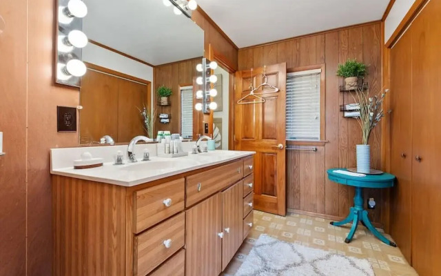 4BR Chalet with Seasonal Pool Hot Tub