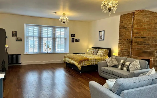 The Bards Loft, Large Studio Apartment