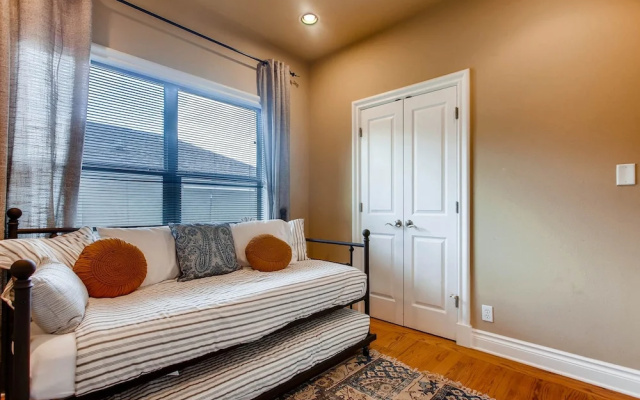 Luxury 4 Bedroom Home in Central Austin