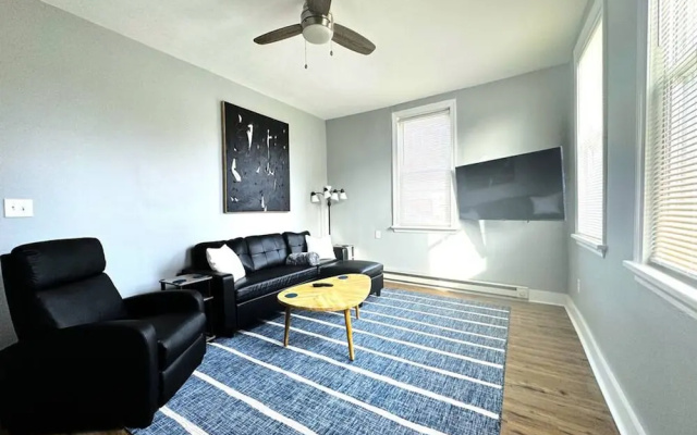 Modern Cozy Unit With King Bed