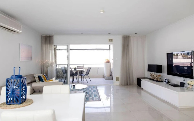 Stylish Executive Apartment With Balcony
