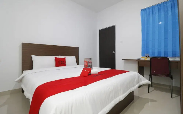 RedDoorz Plus Near Kepri Mall