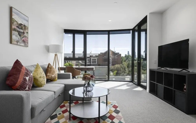 Bright South Yarra Flat With Balcony