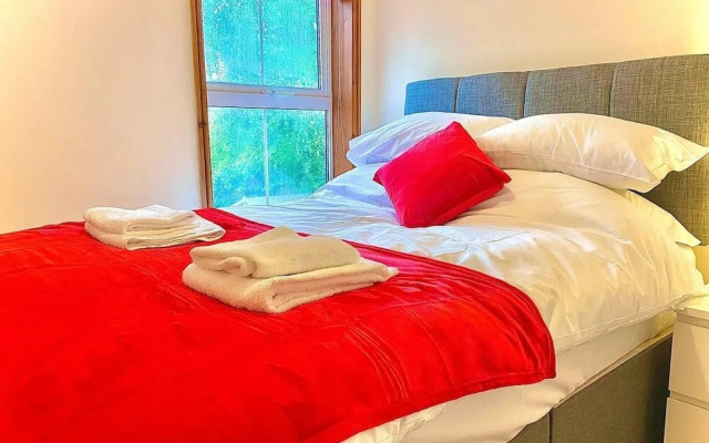 Stunning 3-bed House in Bedford, Quiet Location