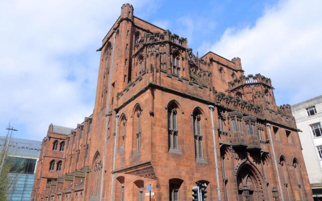 Отель Premier Inn Manchester Salford Media City вид на фасад