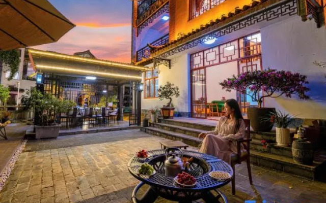 Xian Cottage | Flower Admiring Lakeside Villa Courtyard Homestay (Tengyue Ancient Town Branch)