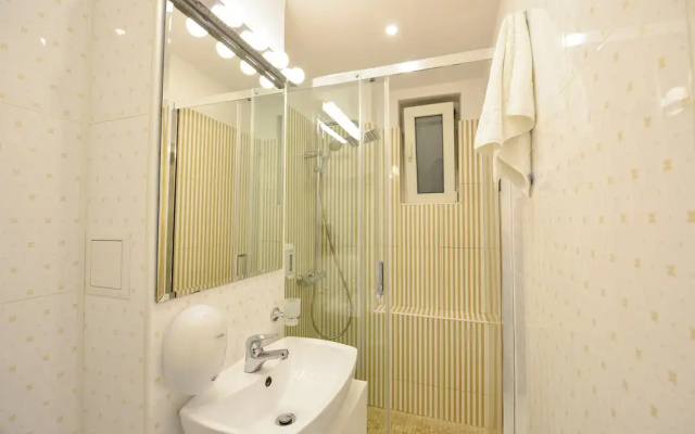 Libra Apartment - Two Bedrooms - 5 Guests - Next To Cismigiu Gardens