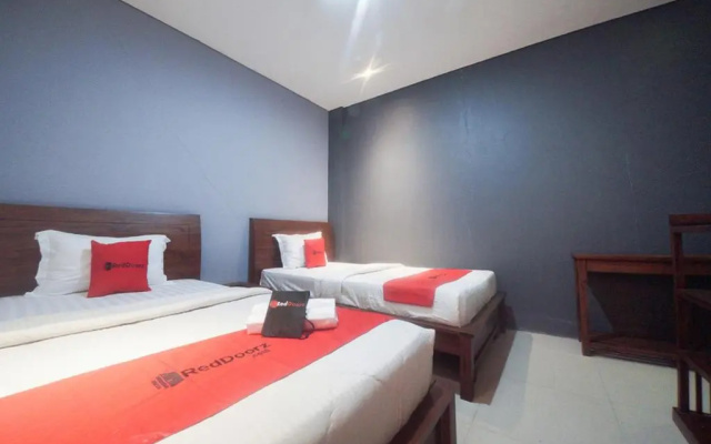RedDoorz Plus near Green Pramuka Square Mall