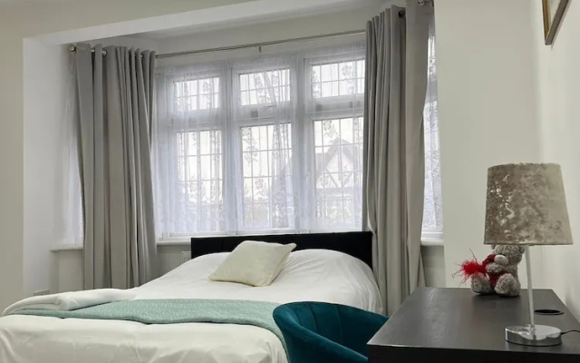 Inviting 2-bed Apartment in Ilford