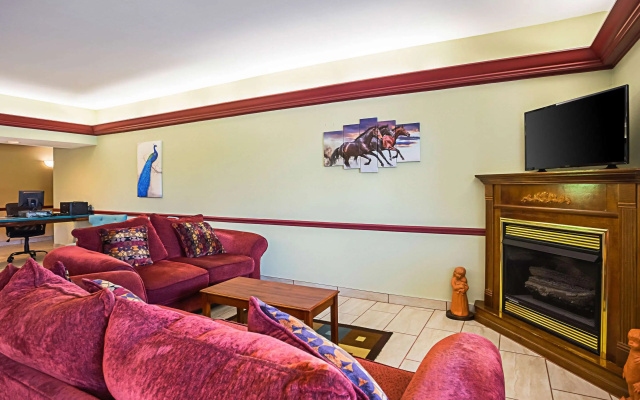 Econo Lodge Inn & Suites
