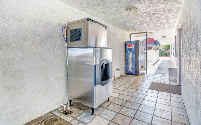 Motel 6 Stockton, CA - Charter Way West