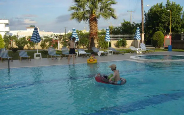 Royal Rose Studios & Apartments